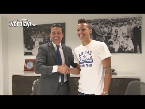 Valencia CF: Rodrigo firma su contrato con el VCF