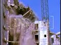 demolizione di un edificio con pinza, formazione di polvere demolizione di un edificio con pinza, formazione di polvere