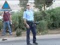 اصيب شخصين قبل قليل بجراح خطيرة بعملية طعن في شارع "فردنين" في منطقة "جيله" في القدس. وذلك بعد قيام شاب من القدس الشرقية على ما يبدو بطعن الشخصين واصابتهما بجراح خطيرة. وقد حاول الشاب الهرب من مكان الحادث الى ان قوات من الشرطة اطلقت النار باتجاهه واصابته.