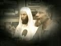 طاش ما طاش المسلسل السعودي الفاسد الذي افسد علينا دينا عليهم من الله ما يستحقونالممثلين فيه هم ناصر القصبي المتشبه بالنساء و عبد الله السدحان وترون في هذا القطق كيف يسخرون من اهل الدين و نسوا  ان الله يمهل ولا يهمل