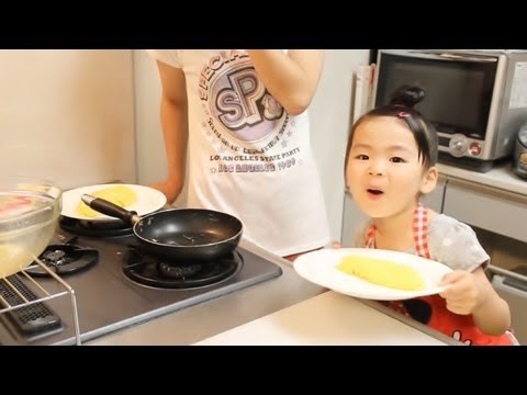 Rino - 2013年6月28日/4歳1ヶ月 Rino cooking an omelette with a mom. The omelette that what she cooked is common and an omelette in natto. We wanted to see it was her react...