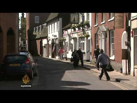 UK - Nearly a million people in Britain have been forced to ask food banks for emergency rations. With the Christian festival of Easter approaches, dozens of lead...