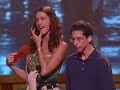 es un video donde chad murray y rachel bilson recojen un premio