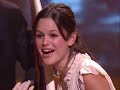 es un video donde chad murray y rachel bilson recojen un premio