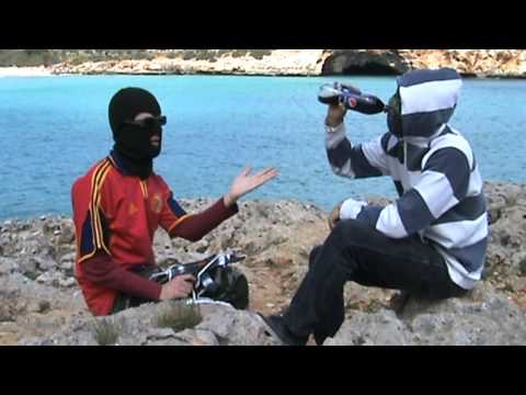 varques - Nou single de Gonelles Morts dedicat al moviment jipi de les cales manacoristes. Un hippie brut... i triat... Som un jipi brut que viu cala varques es meu al...