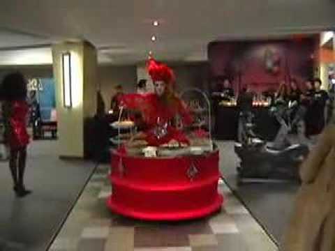 Drag Queens Work it out at Crunch ...
