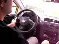 Tuiza cuidando el coche