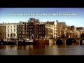 Navegando en Amsterdam con un barquito de cascara de nuez