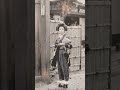 戦前のモンペ姿の着物女性の白黒絵葉書をAIカラー化