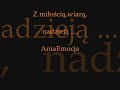 dla ciebie....

oryginalne wykonanie:
 nick cave & the bad seeds]
[tekst: nick cave]
[t?umaczenie: r. i a. ko?akowscy]

nie wierz?, ?e ludzkim losem w?ada b�g
ale wiem, ?e ty mocno wierzysz w to
ah gdybym te? uwierzy? w niego m�g?
pad? bym na kolana by b?aga? go
by nie dotyka? w?os�w twych
i nie budz?c ci? ze snu
sw? moc? niepoj?t? prowadzi? ci? a? tu
wprost w ramiona me...
wprost w ramiona me...

nie wierze, ?e mog? istnie? anio?y
lecz widz?c ci? w niewiar? w?tpi? sw?.
ah gdybym wierzy? przylecia?yby jak pszczo?y
bo jak kwiat nektarem wabi?bym je modlitw?
i anielskich ?wiat?o ?wiec o?wieci?oby ciemno?ci
by? mog?a i?? jak ?wi?ta w aureoli mej mi?o?ci
wprost w ramiona me...
wprost w ramiona me..