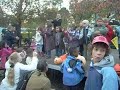 en el jardin bailando por motivo de la fiesta de otoño