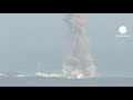 Una nuova esplosione di idrogeno si è verificata nella centrale nucleare giapponese di Fukushima alle 11:01 ora locale. !www.euronews.net Nove persone sarebbero rimaste ferite. La deflagrazione, analoga a quella che sabato ha interessato il reattore numero 1, si è verificata nel reattore numero 3 ed ha causato il crollo del muro esterno del reattore. Secondo l'agenzia dell'energia di Tokyo che gestisce l'impianto, la struttura che contiene il reattore non ha subito danni. ... it.euronews.net