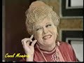 em 1979, estreava na rede globo a novela 'feij�o maravilha'. escrita por br�ulio pedroso, fazia uma homenagem as chanchadas, contendo v�rios elementos ligados aos filmes de com�dia que divertiram o brasil. as protagonistas eram eliana (luc�lia santos) e adelaide (eliz�ngela), fazendo alus�o as atrizes eliana macedo e adelaide chiozzo, que naqueles tempos faziam uma dupla nos cinemas. a tem�tica era jovem e se passava num hotel onde aconteciam diversas situa��es que podiam ser facilmente vistas naqueles filmes. o enredo era uma grande chanchada. ing�nua e com um esp�rito saudosista. no elenco tamb�m estavam grandes estrelas das com�dias do cinema brasileiro, entre elas, adelaide chiozzo, eliana, anselmo duarte, walter d'�vila e grande otelo.

nessa cena, eliana e dona fifi, proseiam na recep��o do hotel. interpretadas por luc�lia santos e a ex-vedete mara r�bia, j� falecida.