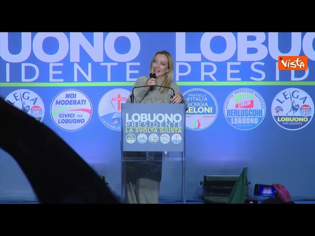 "Vi voglio bene", Meloni al pubblico di Bari al comizio di Lobuono per le regionali in Puglia