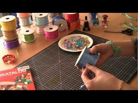 armbånd - http://avformtv.dk/2012/02/knyttede-satin-armband/ Se hvordan du let kan lære at knytte et flot armbånd. Se mange flere kreative film på http://www.avformtv....