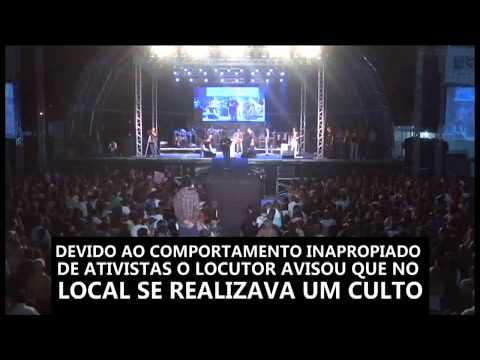 Lésbicas se Beijão Durante Culto de Marco Feliciano
