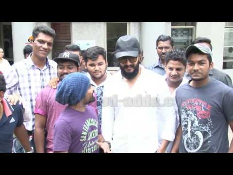 BANJO Riteish Deshmukh Surprise Visit At Film Banjo Screening!!!