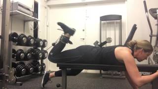 Träna baksida lår i kabelmaskin