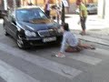 Peatón Crítico jugando en la calzada: cada día sin coches