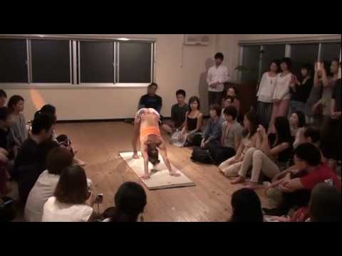 Ashtanga Yoga Demonstration at Under The Light in Tokyo, Japan with Kino MacGregor video
