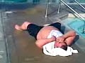 obesa la morsa cagando en la pool