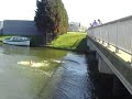 Springt er een eff van de brug Springt er een eff van de brug