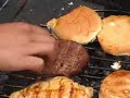 Hoc zeigt uns wie man ein perfektes Steak grillt. Das Ende zeigt das es ihm sher gut gefällt^^.