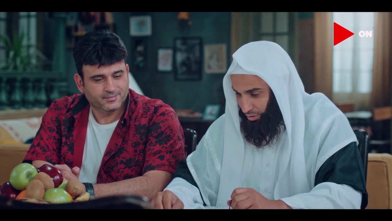 "بيتصل تليفونيا مع العالم الآخر" .. تيمون عايش دور الشيخ نشأة الكون اللي بيصرف الأرواح#رجالة_البيت