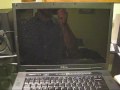 Dell Vostro 1510 Se tilda al sostenerla del lado izquierdo