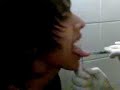 cris se hace el arito en la lengua =P