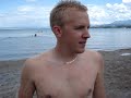 laurent fait son frileux avant d'oser p�n�trer les eaux du lac l�man !