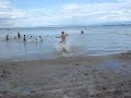 laurent fait son frileux avant d'oser p�n�trer les eaux du lac l�man !