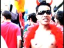 plumas en el orgullo gay de madrid al ritmo del famoso tema de zizi jeanmaire
