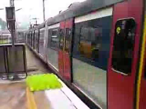 往尖東列車 ( MLR ) 駛進港鐵沙田站 P4
