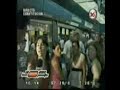 El Loro plantea en muchos videos que vive en el Pais de las Maravillas. Y aclaro, nosotros no estamos en el primer mundo, pero no nos engañamos como pretende hacerlo éste soquete.Hay situaciones diarias como trasladarse a trabajas o a estudiar, que pueden poner de mal humor a cualquiera, cuando estas situaciones se perpetúan el el correr del tiempo, uno se siente violado, y buscar enroscarse y destilar bronca contra otro, es una buena valvula de escape.Con los años, Buenos Aires se ha convertido en una ciudad realmente irrespirable. Cada vez hay más automóviles. Y la mayoría de los colectivos es un paradigma de lo que está prohibido y es condenable en el nivel de la polución. Está a la vista cómo los caños de escape de los vehículos escupen constantemente monóxido de carbono, óxidos de nitrógeno, hidrocarburos, dióxido de azufre, lo cual produce irritación en los ojos, en la nariz, en la garganta, dolores de cabeza y montones de perturbaciones más, algunas que pueden llegar a ser muy graves.¿Se acuerda? El 27 de septiembre de 1993, un escape de gas cianhídrico en Avellaneda produjo siete víctimas fatales. Ese día fue declarado Día de la Conciencia Ambiental.Pero ¿cuál es la conciencia que nuestras autoridades demostraron desde entonces frente a este tema?Según un informe de la dirección de Política y Evaluación Ambiental porteña, los colectivos provocan el 40% de la contaminación que padecemos los habitantes de esta Capital.Lo recalcamos. Vivimos envueltos en una humareda tóxica, en una nube negra lanzada por los caños de escape que provocan afecciones respiratorias, sensación de ahogo y, con el tiempo, hasta cáncer. Se sabe que mujeres embarazadas que estuvieron expuestas a ese humo contaminante dieron a luz hijos con problemas respiratorios y malformaciones.Pensemos en todos los niños que circulan por las calles de nuestra Buenos Aires, en los bebes que las mamás llevan en sus preciosos cochecitos. ¿Qué inhalan esos bronquios? ¿Cuál es el contacto físico de los recién nacidos con el aire de la ciudad? ¿Y qué consecuencia les va a traer en su salud actual y futura?Los óxidos de azufre irritan ojos y garganta. La polución del aire produce de todo: hasta náuseas y mareos.Ya en 2004 este diario decía: El tránsito de la ciudad genera por año unos 3,8 millones de toneladas de dióxido de carbono, equivalente al 29% del total de las emisiones de gases con efecto invernadero que aporta el área metropolitana de la ciudad de Buenos Aires al ambiente.Ni hablar de la otra contaminación, la acústica. Escapes libres, sirenas, rugidos y chirridos del transporte en general, alarmas, zumbido de sierras y estridencias de obras en construcción, estampidas de camiones recolectores de basura, de procesos de carga y descarga de mercadería; todo ese descontrol parece taladrarnos el cerebro.Según la Organización Mundial de la Salud, ya en 2003 Buenos Aires era la ciudad más ruidosa de América latina y la cuarta en el nivel mundial, detrás de Tokio, Nagasaki y Nueva York. Según dicen, Buenos Aires tiene actualmente el triple de ruidos que hace treinta años.Los problemas de oídos que eso implica no son menores, claro. Y los psicológicos, derivados de todo ese barullo, ni hablar.Todos estos temas de contaminación vial son controlados esporádicamente, son multados esporádicamente, pero nuestra experiencia del día a día nos dice que nada funciona realmente según un plan estructural.Nuestros ojos siguen llorando, nuestros pulmones siguen reclamando, nuestros corazones siguen clamando. Hay un humo espeso que rodea nuestra vida... que nos apresa, que nos asfixia.Queremos una ciudad con un aire respirable, con un ruido aceptable, donde los entre 10.000 y 15.000 colectivos que dan vuelta por esta urbe gocen de un buen estado de mantenimiento, donde los infractores paguen sus infracciones, donde haya una conciencia mínima acerca de los perjuicios a nuestra salud que produce toda esa polución de gases, ruidos y olores.Tenemos derecho a vivir mejor. Tenemos derecho a respirar un aire más limpio, en una ciudad menos ruidosa y sentir que nuestra salud es un tema de preocupación de los que nos gobiernan.No pretendemos que una jungla de cemento tenga la serena placidez de una aldea impoluta. Pero puede tener, dentro de su vitalidad y de su dinamismo, un mínimo de orden, de equilibrio, de controles y de limpieza. No tiene por qué ser todo caos y locura, destrucción y agresión.Mejorando, además, la atmósfera de nuestra ciudad, mejoraremos también la de todo el planeta, porque el oxígeno que respiramos es uno; ningún país, ninguna comarca lo encasilla, sino que circula por toda la Tierra.