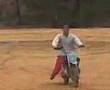 er bolo kon la minimoto en el campo de futbo