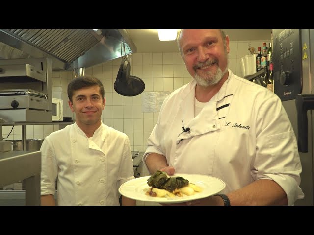 Forellenfilet im Weinblatt gegart auf Ragout von Birne, Trauben und Walnüssen