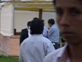 Pasadas las horas de madrugada, a cierto individuo se le dio por seguir llenando la galonera de pura chela, aunque en su estado no podia hacerlo solo. Vean a Ttito de arbitro. PD: y de sabroso entremes, Huancayito retandolo a Krusty jajaja