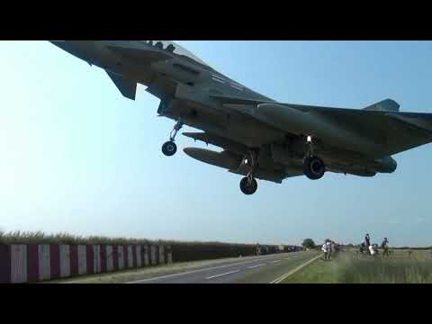 Un caza Typhoon Jet sobrevolando las cabezas de los curiosos