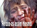 um poema de madre tereza de calcut�


muitas vezes as pessoas s�o
egoc�ntricas, il�gicas e insensatas.
perdoe-as assim mesmo.

se voc� � gentil, as pessoas
podem acus�-las de ego�sta, interesseira.
seja gentil assim mesmo.

se voc� � uma vencedora, ter�
alguns falsos amigos e alguns
inimigos verdadeiros.
ven�a assim mesmo.

se voc� � honesta e franca,
as pessoas podem engan�-la.
seja honesta e franca assim mesmo.

o que voc� levou anos para construir,
algu�m pode destruir de uma hora para outra.
construa assim mesmo.

se voc� tem paz e � feliz,
as pessoas podem sentir inveja.
seja feliz assim mesmo.

d� ao mundo o melhor de voc�, mas isso
pode nunca ser o bastante.
d� o melhor de voc� assim mesmo.

veja voc� que, no final das contas,
� entre voc� e deus.
nunca foi entre voc� e
as outras pessoas.