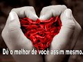 um poema de madre tereza de calcut�


muitas vezes as pessoas s�o
egoc�ntricas, il�gicas e insensatas.
perdoe-as assim mesmo.

se voc� � gentil, as pessoas
podem acus�-las de ego�sta, interesseira.
seja gentil assim mesmo.

se voc� � uma vencedora, ter�
alguns falsos amigos e alguns
inimigos verdadeiros.
ven�a assim mesmo.

se voc� � honesta e franca,
as pessoas podem engan�-la.
seja honesta e franca assim mesmo.

o que voc� levou anos para construir,
algu�m pode destruir de uma hora para outra.
construa assim mesmo.

se voc� tem paz e � feliz,
as pessoas podem sentir inveja.
seja feliz assim mesmo.

d� ao mundo o melhor de voc�, mas isso
pode nunca ser o bastante.
d� o melhor de voc� assim mesmo.

veja voc� que, no final das contas,
� entre voc� e deus.
nunca foi entre voc� e
as outras pessoas.