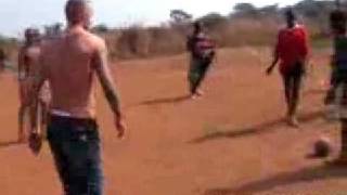 David Beckham überrascht Hobby-Kicker in Sierra Leone