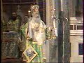 Το συγκεκριμένο βίντεο είναι ένα σπάνιο οπτικοακουστικό απόσπασμα το οποίο ανέσυρα από το μουσικό αρχείο του πατέρα μου. Είναι ένα απόσπασμα από τη Θεία Λειτουργία των Χριστουγέννων του 1982 στη Μητρόπολη Αθηνών, ιερουργούντος του μακαριστού Αρχιεπισκόπου Σεραφείμ. Δεξιά ψάλλει ο αείμνηστος Σπ. Περιστέρης και αριστερά του ο Τζελλάς. Ο μακαριστός Σεραφείμ εδώ κάνει μια εκπληκτική ερμηνεία στο 