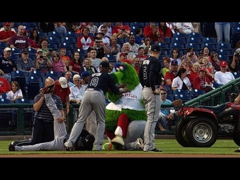 Video: Braves players go Phanatic tipping