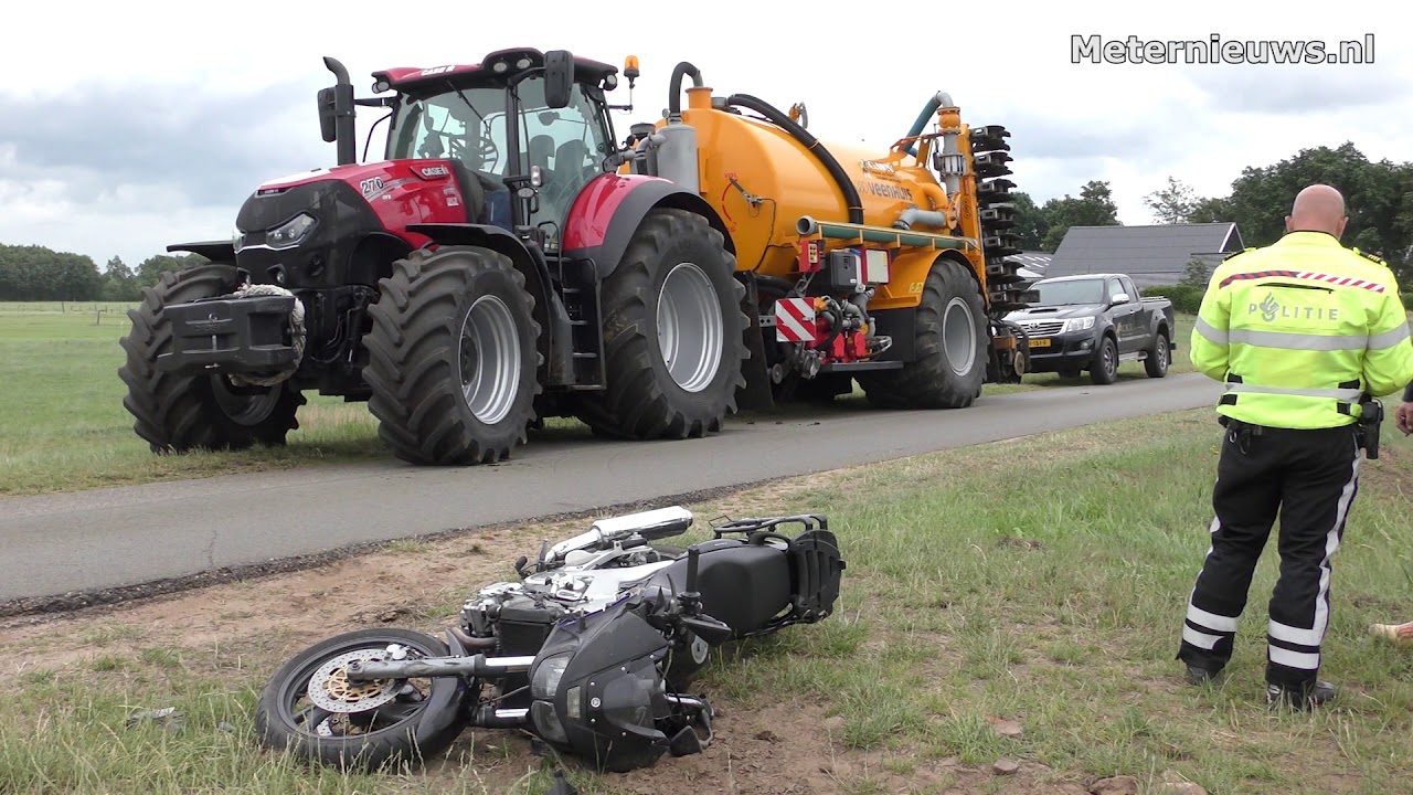 Motor en landbouw voertuig botsen in Noord Sleen