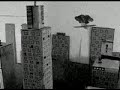 Le film King Kong version « suédé » refait avec des cartons. Le gorille géant est remplacé par un chat. Réalisé par Chloé Fleury et Audren Soultan.