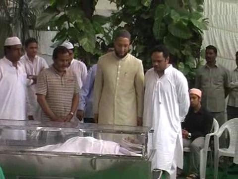 rasool - Dr Vizarat Rasool Khan last rites and condolences by Asaduddin Owaisi MIM Hyderabad MP Visit http://www.indianoon.com for latest news and videos from Hyderabad.