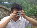 從小，鐘興叡的世界就沒有色彩，也沒有光，上帝在送他進人間的時候大概打了瞌睡，粗心的忘了給他視力，讓他一直以為世界，就是一片黑暗，雖然小阿叡的眼睛看不見，但鐘爸爸和鐘媽媽對待所有的孩子都一視同仁，帶著他遊山玩水，讓他騎腳踏車，凡事都讓他自己去做嘗試，所以他一直不知道和大家有什麼不同，一直到上了小學，大家都笑他是瞎子，這才開始發覺自己和別人是不一樣的。孩子的世界總是比較殘酷的，同學們為了想看看他是不是真的瞎子，常常對他惡作劇，一下偷偷拿走他的椅子害他跌倒、一下調換便當擺放的固定地方，有時還拿筆戳他，學校生活應該是孩子交朋友、玩耍的樂園，但對他來說，學校變成了生活的夢魘，在同學不間斷的惡作劇下，他變得愈來愈自卑也愈來愈排斥到學校上課，說起童年往事，不好意思的笑著說：「有一次，我聽爸爸媽媽好像睡了，就偷偷拿熱水袋放在額頭上，心想，說不定這樣子隔天就可以裝作發燒不用去上學了。」結果還是被媽媽發現，這是他童年逃避現實的暫時方法。小學畢業後，父母把他送到台北啟明學校，希望能讓他繼續接受教育，「那時我們拿湯，都會大喊：『熱喔！不要撞到我！』不過，因為大家都看不見，所以還是撞到了，湯灑了一身，那時我就覺得很沮喪，覺得我的人生完了，我除了在這裡跟一群瞎子在一起，還能有什麼未來？」，那時對未來失去了希望，墜入了真正的黑暗世界，自暴自棄對人生再也提不起任何衝勁，整日就是和朋友上ＫＴＶ及逛街鬼混。上帝為你關上一扇門，必再為你開另一扇窗，出生時上帝忘了給他視力，卻給了他一副好嗓子，學長在ＫＴＶ裡聽見他的歌聲後，便鼓勵他投考音樂系，第一年差了些微的分數沒考上，第二年考上文化大學音樂系，主修聲樂，附修鋼琴，縱然音樂是門聽覺的藝術，但對於視障生來說還是挑戰重重，上課的筆記、樂譜，都需要請同學幫忙，就算好心的同學不拒絕，大家的時間也非常有限，通常只能拿到一份零散的譜子，「別人練一小時就好的東西，我需要練兩三小時；別人出去玩的時候，我都待在琴房裡聽錄音。」如果任何人曾被命運所禁錮，便會明瞭『愛』是帶人掙脫銬鐐最強壯的羽翼，歷經了漫漫長夜，終於從心中看見了光的照耀，信仰帶來了方向，去除了自卑，這時女友香蓮闖入了他的生命，愛情的滋潤讓他的生活播滿馨香，當初要嫁給一位視障者，父母一開始擔憂反對，但香蓮總是堅定而果斷的面對這一切，「只要有愛，什麼都不辛苦。」，決定帶父母認識阿叡，讓他們知道他的好，「我最欣賞的是他勇敢的一面，真正的勇敢並不是什麼都不怕，而是雖然怕卻還是去做，這是我最替他感到驕傲的地方」。「我要感謝我的太太，總是不斷鼓勵我，支持我。」對於妻子的辛苦與付出，阿叡比誰都清楚，以前戀愛的時候，她常騎著50CC帶著他到處去玩，告訴他周圍的美麗風景也一起去登山，兩人總是形影不離，互相支持、照顧，眼睛看不到的他，最喜歡拿著相機拍下香蓮的身影，或許藉著拍照的動作，希望能把妻子的身影珍藏在心裡，曾經有人問阿叡，若他看得見，最想做的事是什麼？阿叡說：「他從沒想過這個問題，不過如果可以的話，他希望能開著車帶妻子到處去玩」。「愛」使人生變的更圓滿，擁有教會信仰的力量與妻子的愛，現在的他更積極走入人群，希望用自己的故事讓更多人感受到生命的感動，想要與大家分享：「不問能不能，不問行不行，只要積極主動，機會無限」，生命中的黑暗有時似乎永無止盡，但若相信自己，以不同的角度面對，總能開創出屬於自己的生命紋理，就如同夜來香，只有在黑夜中，才能展現他的獨特清香！
