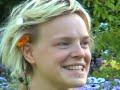 Wallis Bird gab sich Anfang August zusammen mit Popakademie-Kollege Get Well Soon in Weinheim die Ehre und wir nutzten die Gelegenheit um dem Energiebündel aus Irland das Mikro unter die Nase zu halten. Inmitten von bunten Blumen, grünem Rasen, zwitschernden Vögeln und strahlendem Sonnenschein plauschten wir mit der Frohnatur in gekonntem Kauderwelsch über die Anfänge ihrer Karriere, ihre deutschen Jungs, ihre Familie, die Zeit in Mannheim und...Aber seht selbst...
Und wer sich nach andauerndem Regenwetter den Sommer zumindest in die eigenen vier Wände zurückholen will, der klickt sich einfach durch unter www.wallisbird.com oder www.myspace.com/wallisbird und lässt sich vom fröhlichen Folkpop des irischen Kraftpackets anstecken.

Wir wünschen viel Spaß und sagen: Bis zum nächsten Mal!