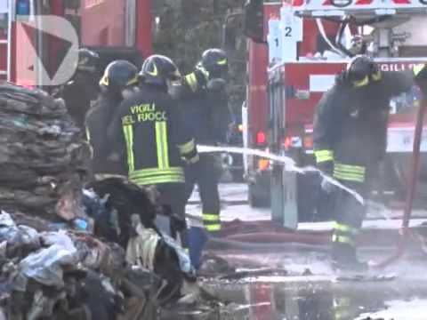 Incendio capannoni a Prato - video 